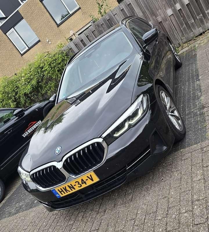 Zwart Gebruikt 2021 BMW 530e Stationwagen | € 31.999 (Eerlijke prijs) - Afbeelding 1/4