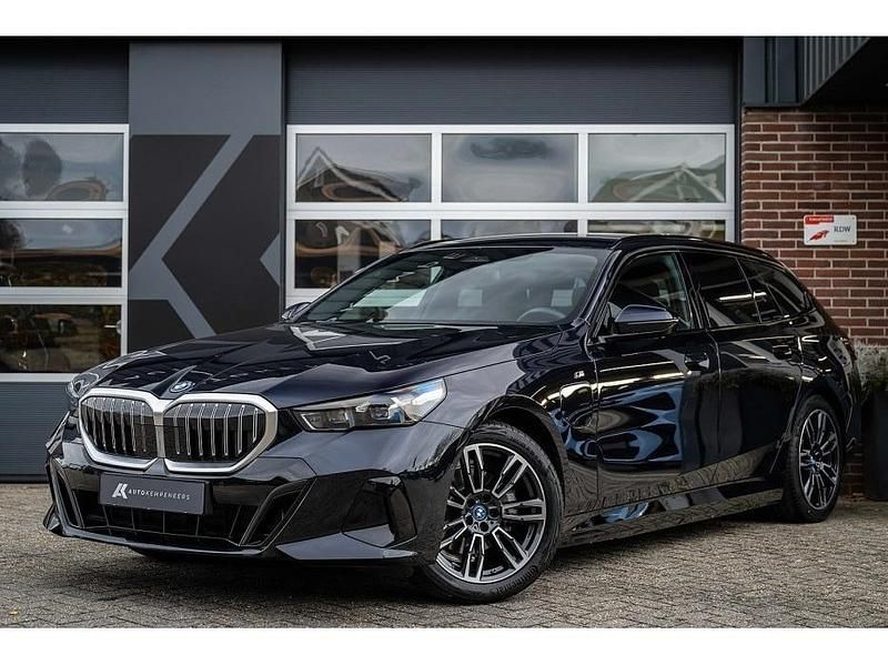 Zwart Occasion 2025 BMW 530 M Sport Stationwagen | € 61.950 - Afbeelding 1/4