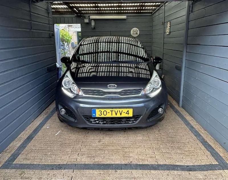 Grijs Gebruikt 2012 Kia Rio MPV | € 5.850 (Eerlijke prijs) - Afbeelding 1/4