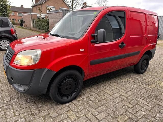Rood Gebruikt 2008 Fiat Doblò MPV | € 1.750 (Goede deal) - Afbeelding 1/4
