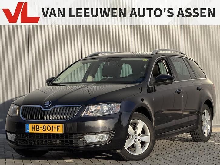 Zwart (metallic) Occasion 2015 Skoda Octavia Ambition Stationwagen | € 10.948 (Iets duurder) - Afbeelding 1/4