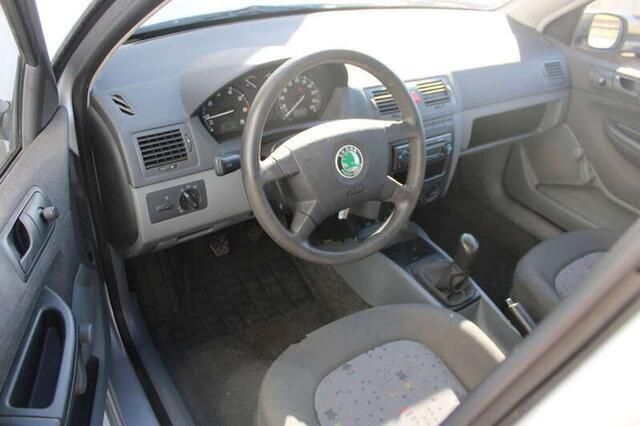 Occasion Skoda Fabia 64 PK (47 kW) 2003 Zilver Hatchback