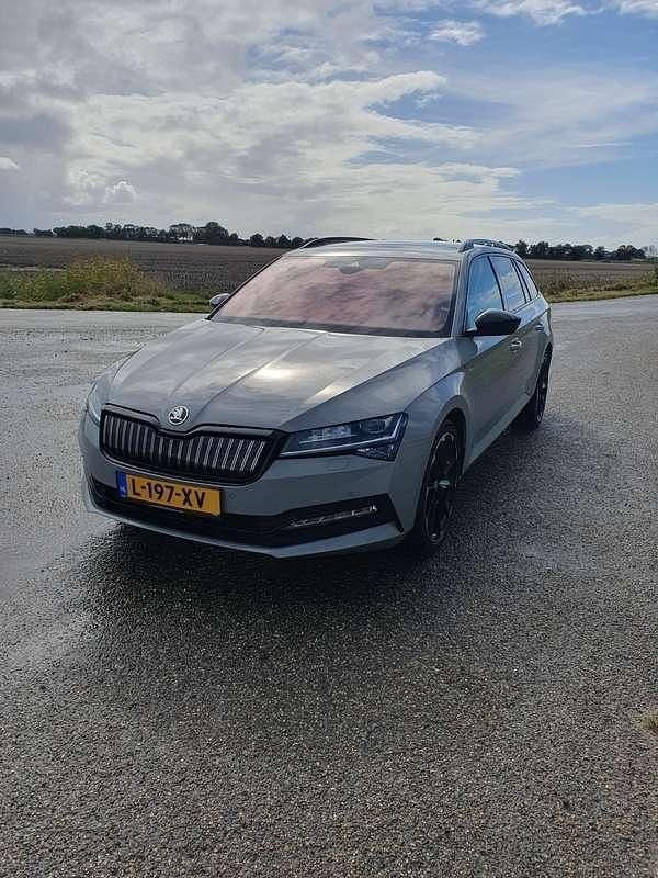 Grijs Gebruikt 2020 Skoda Superb SportLine Stationwagen | € 28.950 (Duur) - Afbeelding 1/4