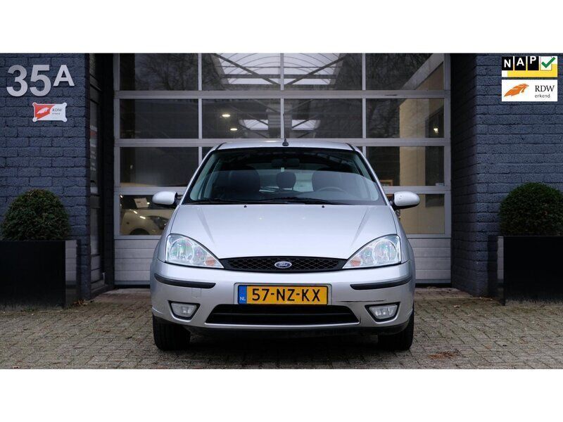 Grijs Gebruikt 2004 Ford Focus Futura Hatchback | € 1.499 (Eerlijke prijs) - Afbeelding 1/4