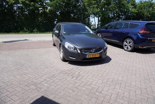 Grijs Gebruikt 2011 Volvo V60 Momentum Stationwagen | € 8.444 (Eerlijke prijs) - Afbeelding 1/4