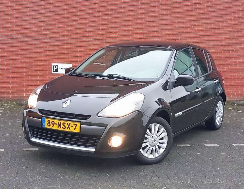 Zwart, metallic lak Gebruikt 2010 Renault Clio II Collection Hatchback | € 4.750 (Iets duurder) - Afbeelding 1/4
