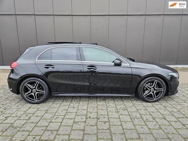 Zwart (metallic) Gebruikt 2020 Mercedes A200 Advantage Sedan | € 22.950 (Eerlijke prijs) - Afbeelding 1/4