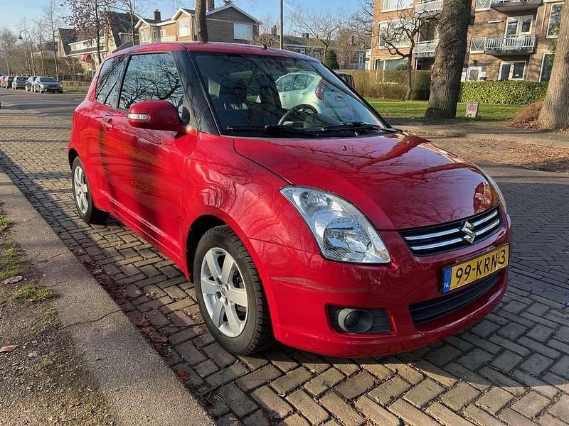 Rood Occasion 2010 Suzuki Swift Limited Hatchback | € 4.500 (Eerlijke prijs) - Afbeelding 1/4