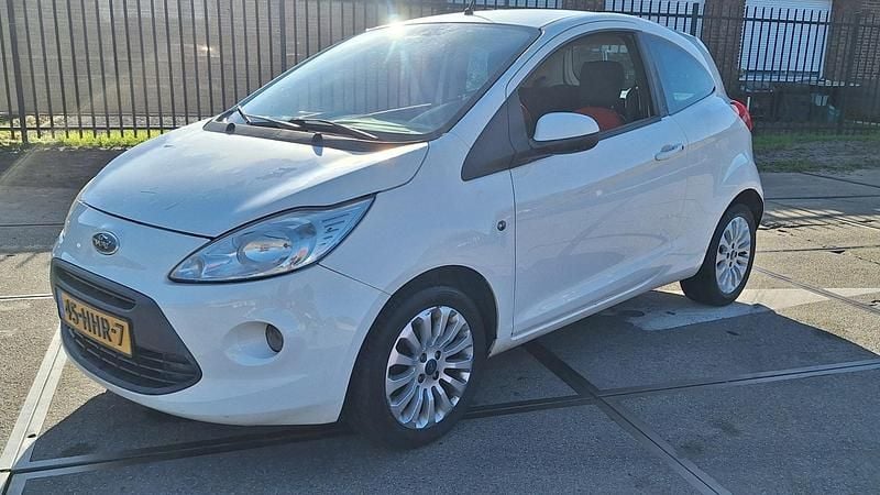 Wit Occasion 2008 Ford Ka Titanium Hatchback | € 1.299 (Goede deal) - Afbeelding 1/4