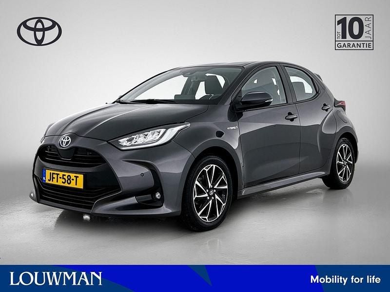 Grijs Gebruikt 2021 Toyota Yaris Hybrid Hatchback | € 20.945 (Eerlijke prijs) - Afbeelding 1/4