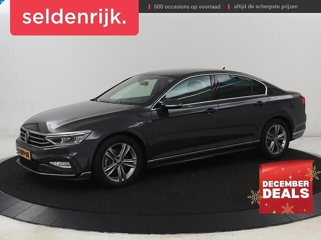 Grijs Gebruikt 2020 VW Passat R-line Sedan | € 20.900 (Eerlijke prijs) - Afbeelding 1/4