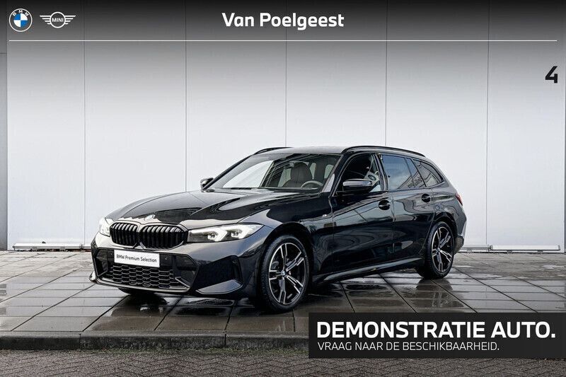Saphirschwarz metallic (zwart metallic) Gebruikt 2025 BMW 318 Comfort Edition Stationwagen | € 49.900 (Eerlijke prijs) - Afbeelding 1/4