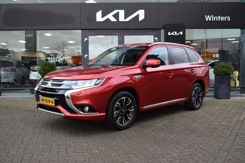 Orient red (rood metallic) Gebruikt 2015 Mitsubishi Outlander P-HEV Instyle SUV | € 19.750 (Iets duurder) - Afbeelding 1/4