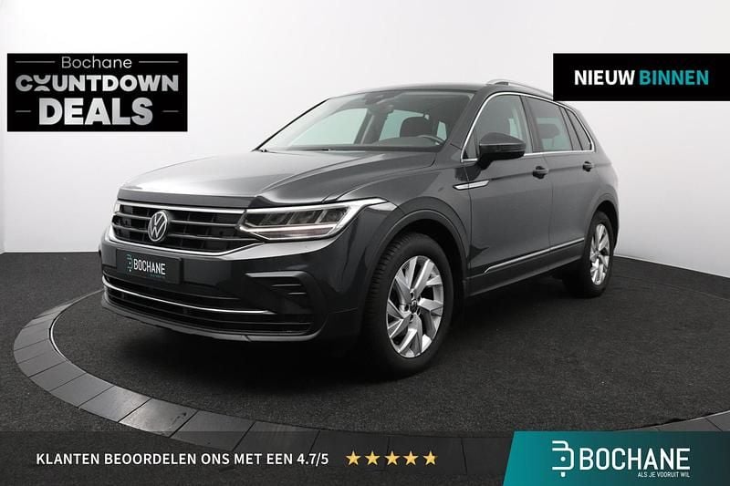 Grijs Gebruikt 2022 VW Tiguan Life SUV | € 32.695 (Super prijs) - Afbeelding 1/4