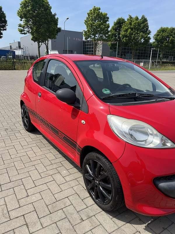 Rood Gebruikt 2006 Peugeot 107 Hatchback | € 1.650 (Eerlijke prijs) - Afbeelding 1/4
