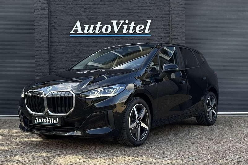 Zwart Gebruikt 2024 BMW 218 Active Tourer Sport Line MPV | € 33.845 (Eerlijke prijs) - Afbeelding 1/3