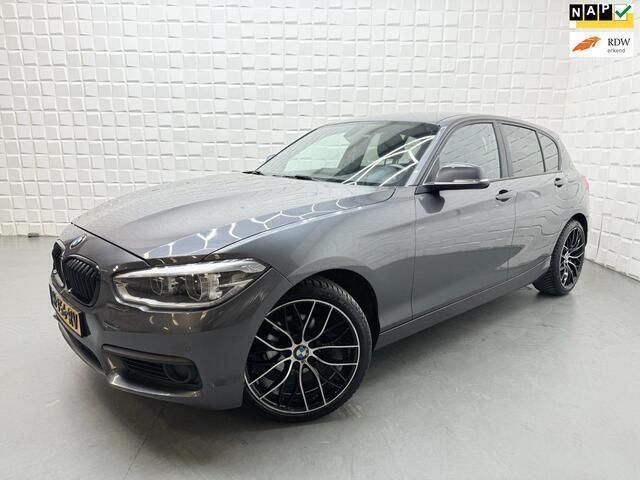 Grijs, metallic lak Gebruikt 2019 BMW 118 M Sport Hatchback | € 17.999 (Super prijs) - Afbeelding 1/4