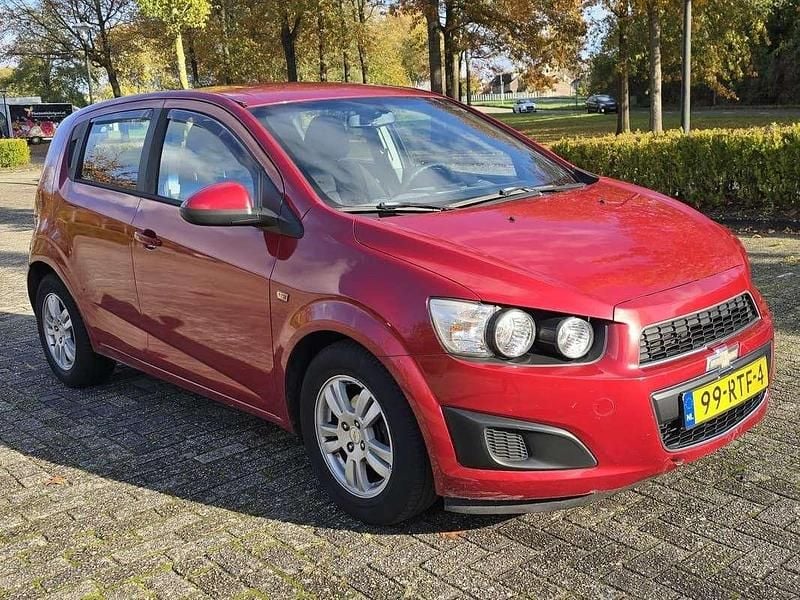 Rood Gebruikt 2011 Chevrolet Aveo LT Hatchback | € 3.350 (Eerlijke prijs) - Afbeelding 1/4