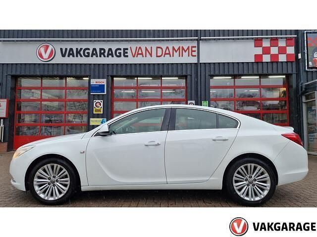 Wit Occasion 2012 Opel Insignia Hatchback | € 4.350 (Eerlijke prijs) - Afbeelding 1/4