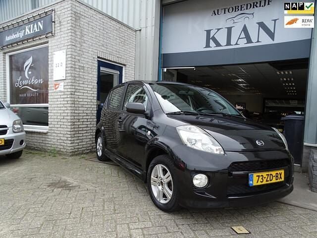Zwart Gebruikt 2008 Daihatsu Sirion Hatchback | € 1.500 (Goede deal) - Afbeelding 1/4
