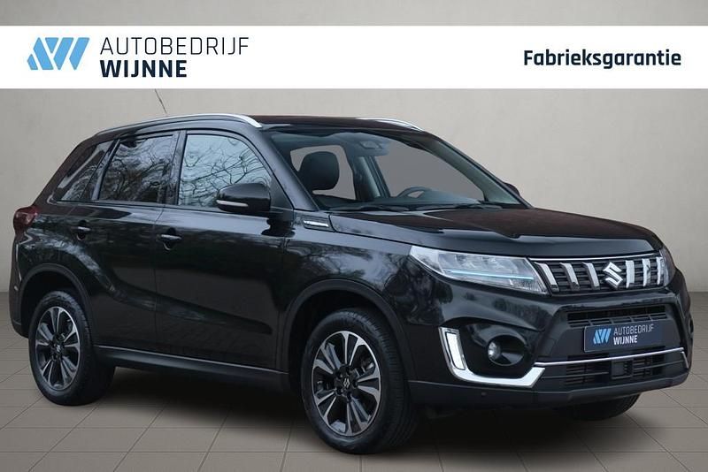 Zwart Occasion 2025 Suzuki Vitara Style SUV | € 27.430 (Eerlijke prijs) - Afbeelding 1/4