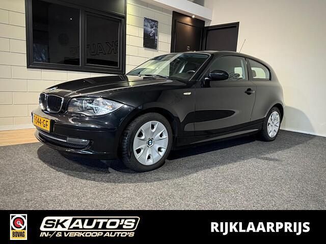 Zwart (metallic) Gebruikt 2007 BMW 118 Comfort Edition Hatchback | € 4.995 (Eerlijke prijs) - Afbeelding 1/4