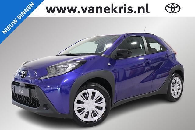Blauw, metallic lak Nieuw 2025 Toyota Aygo X Play SUV | € 20.835 - Afbeelding 1/4