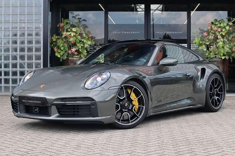 Groen Gebruikt 2024 Porsche 992 Coupé | € 319.950 (Eerlijke prijs) - Afbeelding 1/4