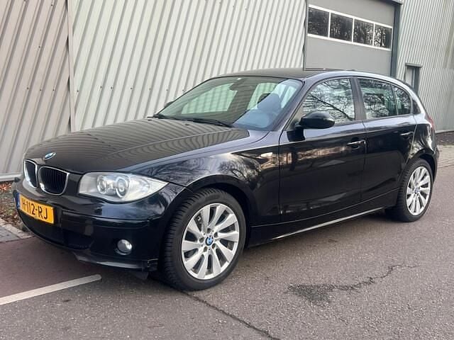 Zwart Gebruikt 2006 BMW 118 Executive Hatchback | € 3.950 (Eerlijke prijs) - Afbeelding 1/4