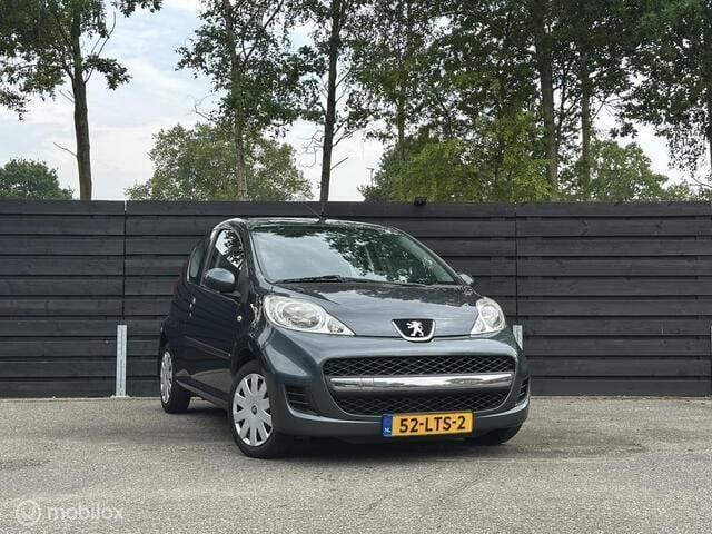 Grijs Gebruikt 2010 Peugeot 107 Urban Move Hatchback | € 3.149 (Eerlijke prijs) - Afbeelding 1/4