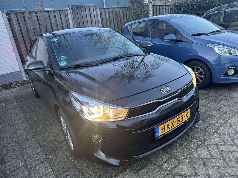 Zwart Occasion 2017 Kia Rio Hatchback | € 9.500 (Eerlijke prijs) - Afbeelding 1/4