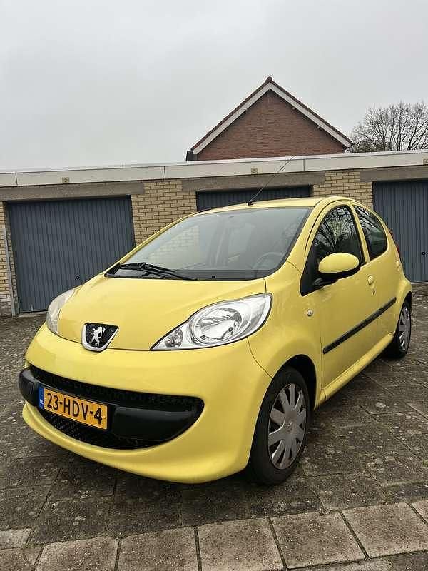 Geel Gebruikt 2008 Peugeot 107 Hatchback | € 1.950 (Eerlijke prijs) - Afbeelding 1/4