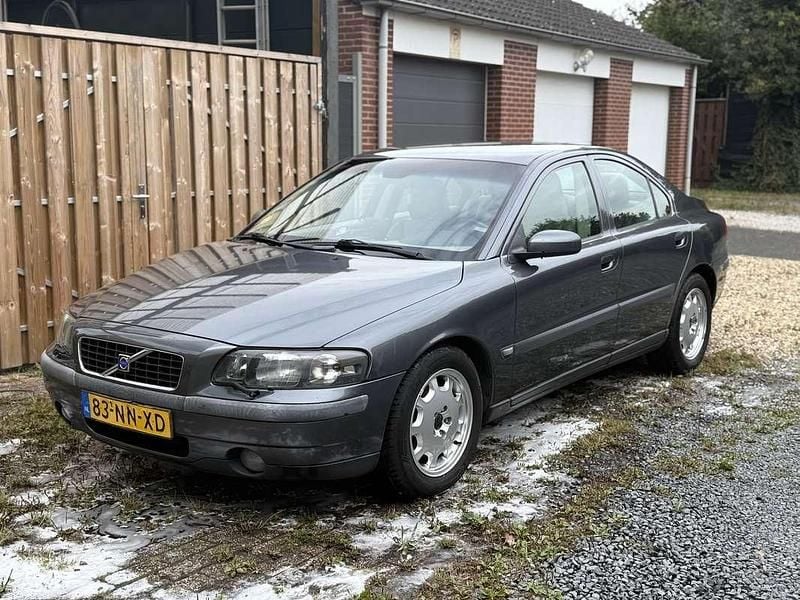 Grijs Gebruikt 2004 Volvo S60 Sedan | € 2.950 (Eerlijke prijs) - Afbeelding 1/4