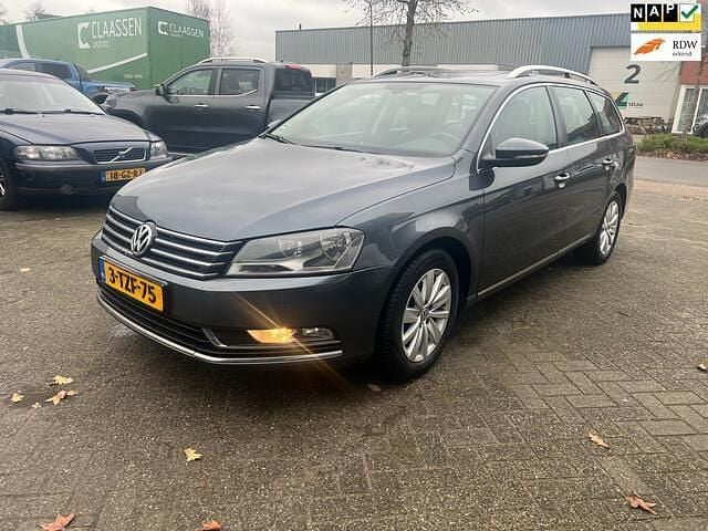 Grijs Gebruikt 2014 VW Passat R-line BlueMotion Sedan | € 4.250 (Iets duurder) - Afbeelding 1/4