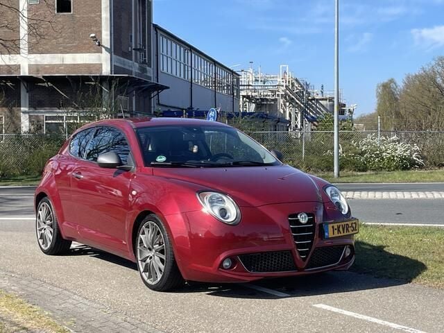 Rood, metallic lak Gebruikt 2013 Alfa Romeo MiTo Distinctive Hatchback | € 4.950 (Eerlijke prijs) - Afbeelding 1/4