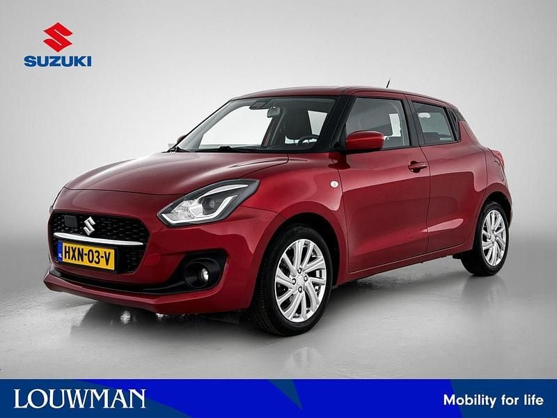 Rood parelmoer Gebruikt 2023 Suzuki Swift Hatchback | € 17.945 (Eerlijke prijs) - Afbeelding 1/4