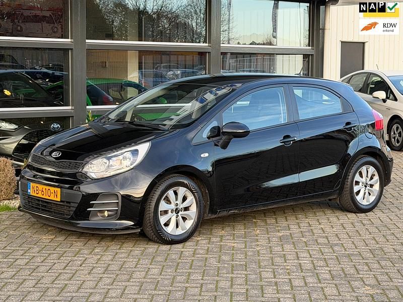 Zwart (metallic) Gebruikt 2017 Kia Rio Hatchback | € 6.500 (Goede deal) - Afbeelding 1/4