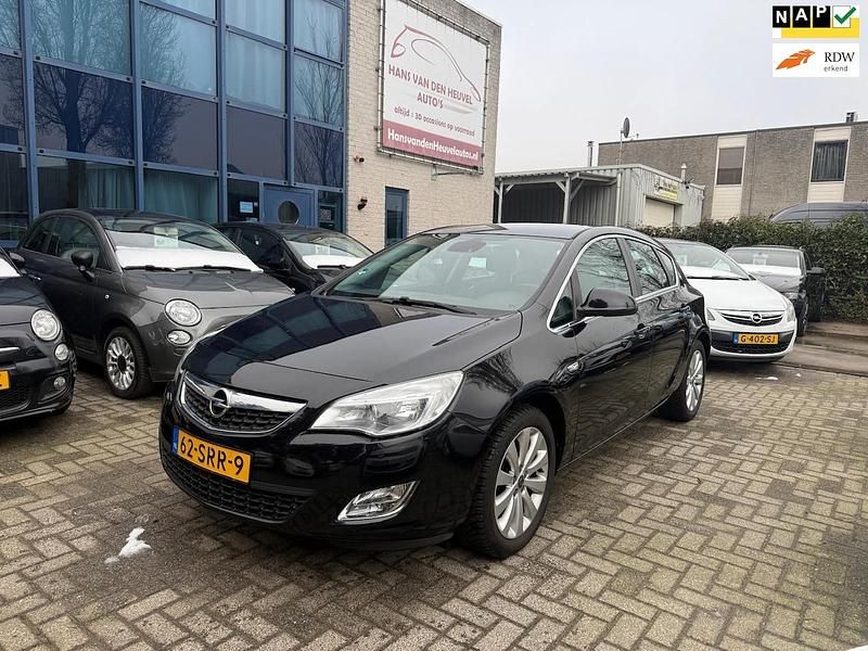 Zwart Occasion 2011 Opel Astra Cosmo Hatchback | € 4.250 (Goede deal) - Afbeelding 1/4