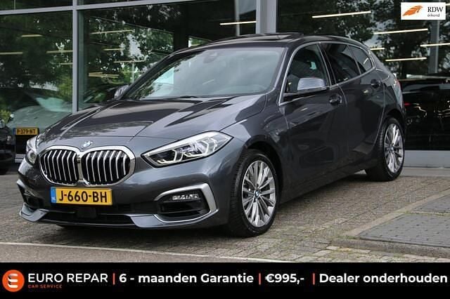 Grijs Gebruikt 2020 BMW 118 Executive Hatchback | € 22.995 (Eerlijke prijs) - Afbeelding 1/4