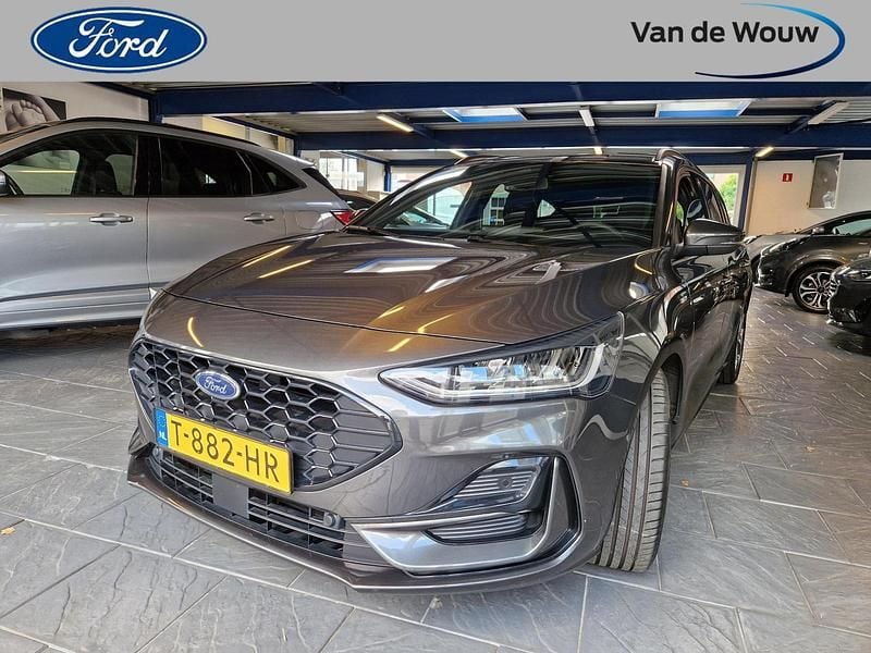Grijs Gebruikt 2023 Ford Focus ST-Line Stationwagen | € 24.250 (Eerlijke prijs) - Afbeelding 1/4