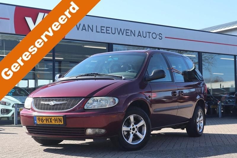 Rood Gebruikt 2002 Chrysler Voyager MPV | € 2.448 - Afbeelding 1/4