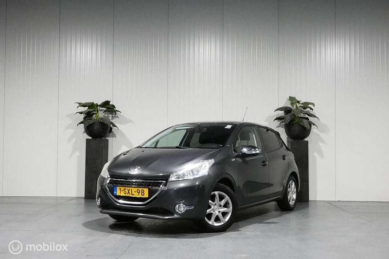 Grijs Gebruikt 2013 Peugeot 208 Active Hatchback | € 3.500 (Iets duurder) - Afbeelding 1/4