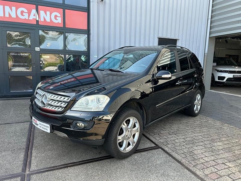 Zwart Gebruikt 2006 Mercedes ML500 SUV | € 9.950 (Eerlijke prijs) - Afbeelding 1/4