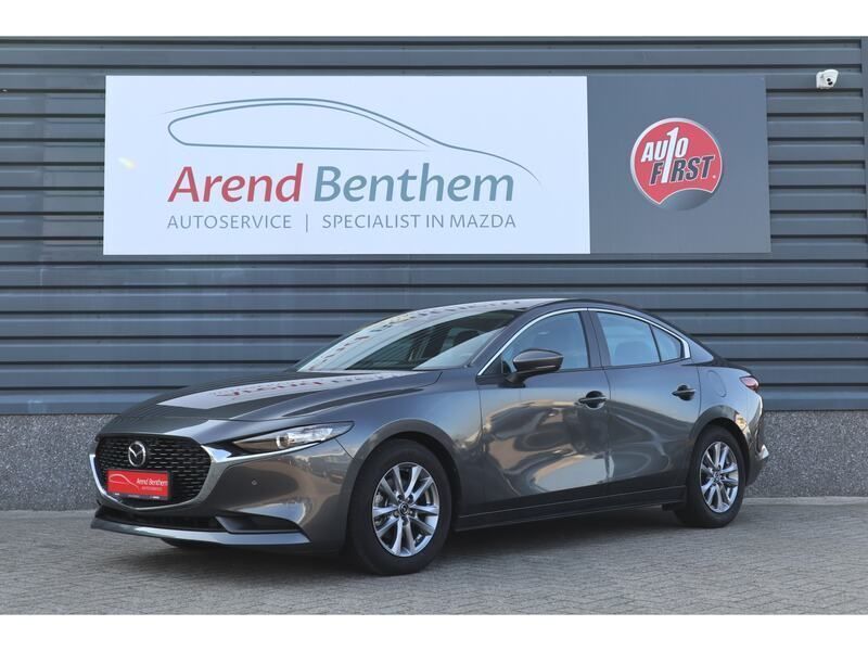 Grijs, metallic lak Gebruikt 2022 Mazda 3 Comfort Sedan | € 29.350 (Iets duurder) - Afbeelding 1/4