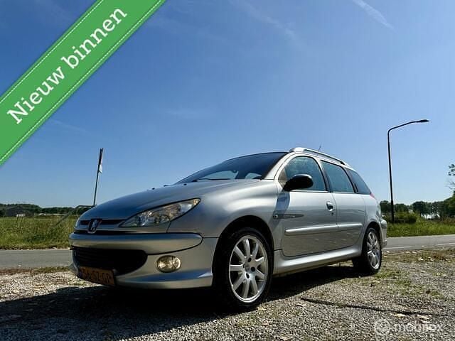 Grijs Gebruikt 2006 Peugeot 206 Quiksilver Stationwagen | € 999 (Eerlijke prijs) - Afbeelding 1/4