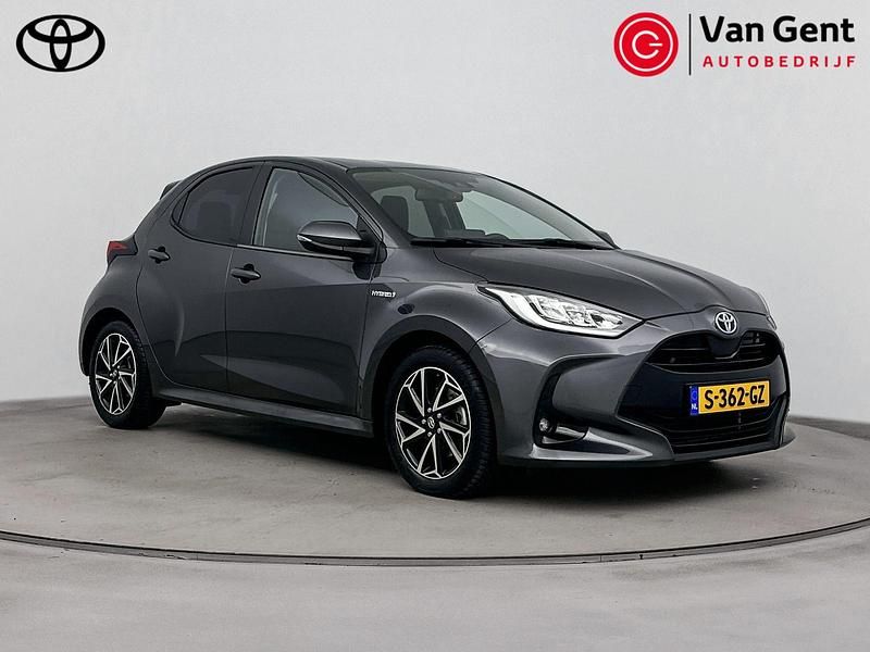 Grijs Occasion 2021 Toyota Yaris Hatchback | € 20.999 (Eerlijke prijs) - Afbeelding 1/4