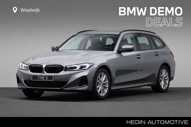 Grijs, metallic lak Gebruikt 2025 BMW 318 Comfort Edition Stationwagen | € 43.880 (Eerlijke prijs) - Afbeelding 1/4