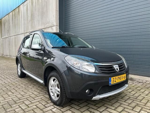 Grijs (metallic) Gebruikt 2011 Dacia Sandero Stepway Hatchback | € 3.999 (Eerlijke prijs) - Afbeelding 1/4