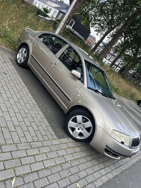 Beige Gebruikt 2004 Skoda Superb Elegance Sedan | € 3.000 - Afbeelding 1/4