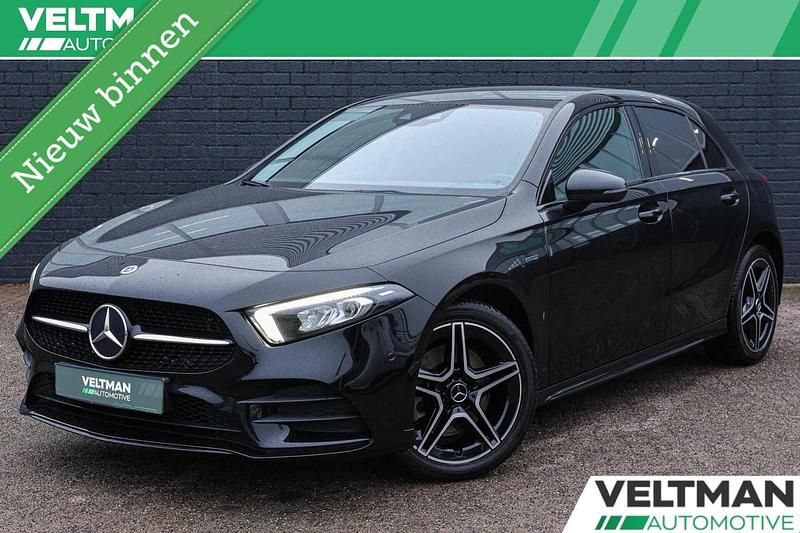 Zwart Occasion 2021 Mercedes A250 AMG line Hatchback | € 24.795 (Goede deal) - Afbeelding 1/4